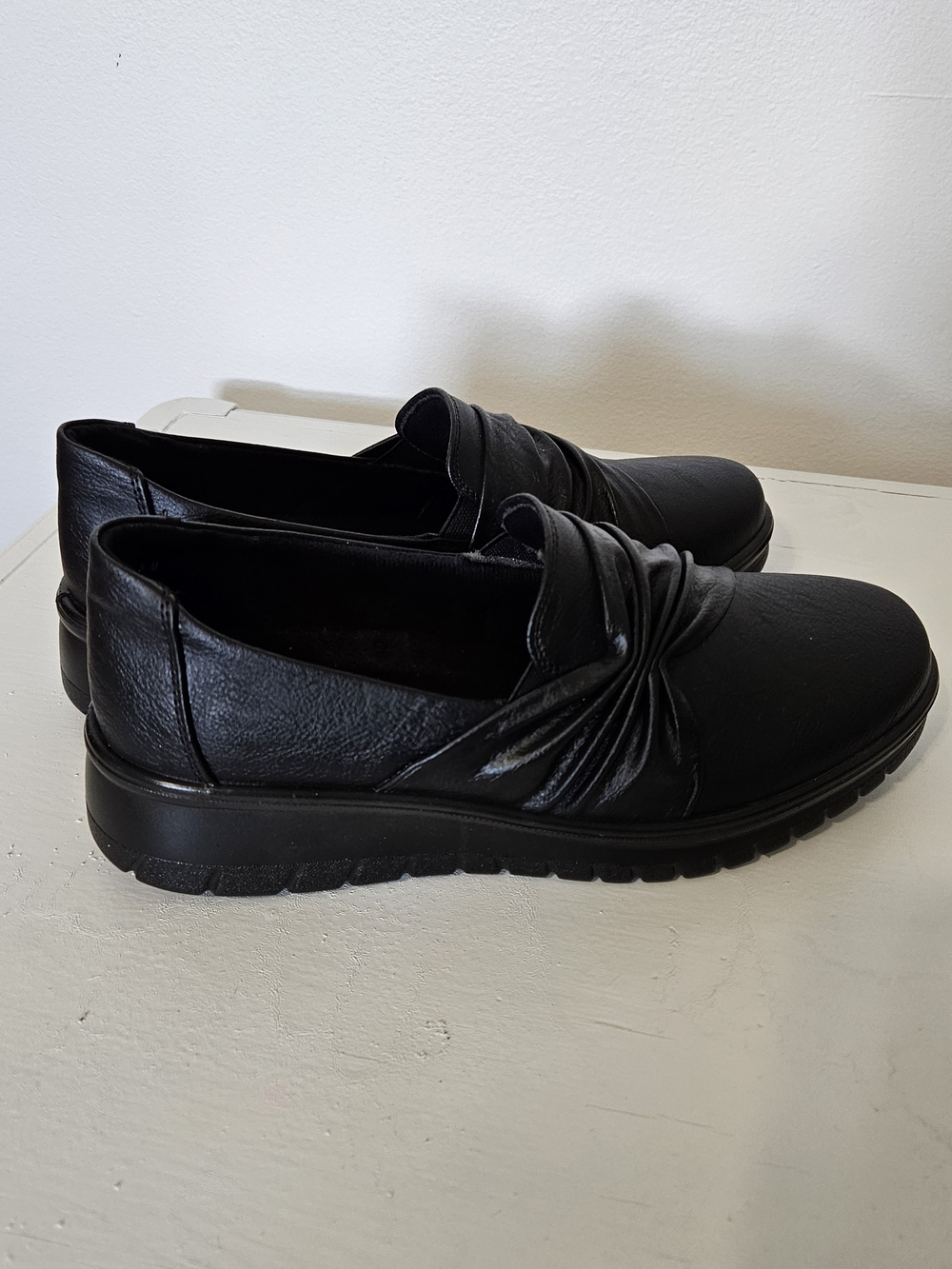 Easy street Black Knot-Detail Slip-On Loafers